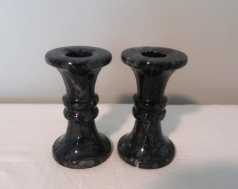 Vintage paar zwart zebramarmeren kandelaars, taps toelopend decor spindelsteen