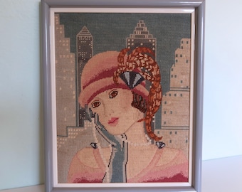Oprawiony w ramę obraz w stylu art déco z haftem krzyżykowym: ręcznie robiony portret dziewczyny w stylu flapper