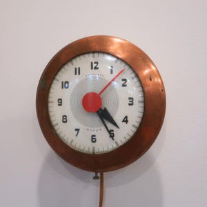 Horloge Wafer Ingraham Sentinel des années 1950, en état de fonctionnement, horloge murale moderne Mid-Century en cuivre