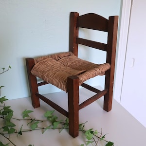 Vintage Kinderstuhl mit Leiter | Primitiver Puppensessel Rush-Seat | Rustikales Bauernhaus Kinderzimmer Dekor | Kleiner Akzentstuhl aus dunklem Holz