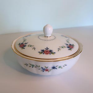 Wedgwood Rosedale Bone China Deckeldose | Vintage Englisch Covered Bowl | Florale Servierplatte | Hergestellt in England | Elegantes Geschirr