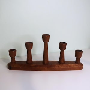 Vintage Deense moderne teak kandelaar | Halverwege de eeuw 5-taps toelopende houten kandelaar | Scandinavisch minimalistisch design | Retro MCM-huisdecoratie