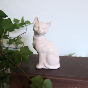 Figurka kota z białej porcelany w stylu vintage | Rzeźba zwierzęca w stylu Mid-Century Modern | Ceramiczna dekoracja w kształcie kociaka | Prezent dla miłośnika zwierząt w stylu retro