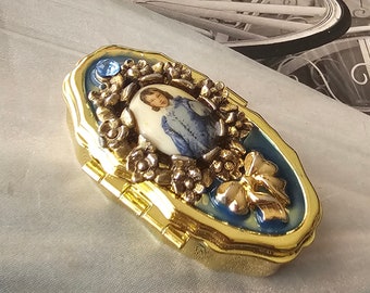 Victorian Cameo/Small Divided Pill Box