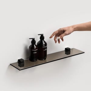 Étagère de salle de bain en verre teinté marron : attaches en acier noir (500 x 120 mm)
