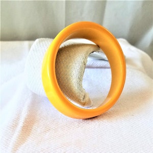 Vintage BAKELITE BANGLE BRACELET