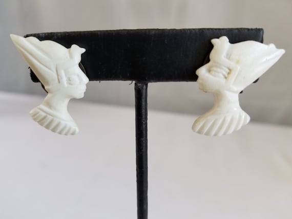 1930's-40's  Carved BONE " Queen Nefertiti " Clip… - image 2