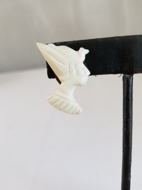 1930's-40's  Carved BONE " Queen Nefertiti " Clip… - image 5