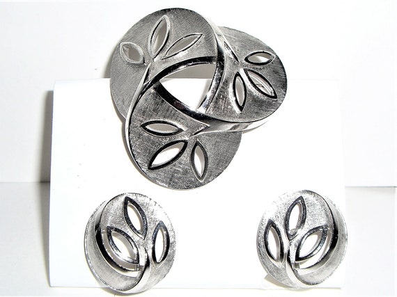CROWN TRIFARI 1950's-60's Silvertone Brooch & Cl