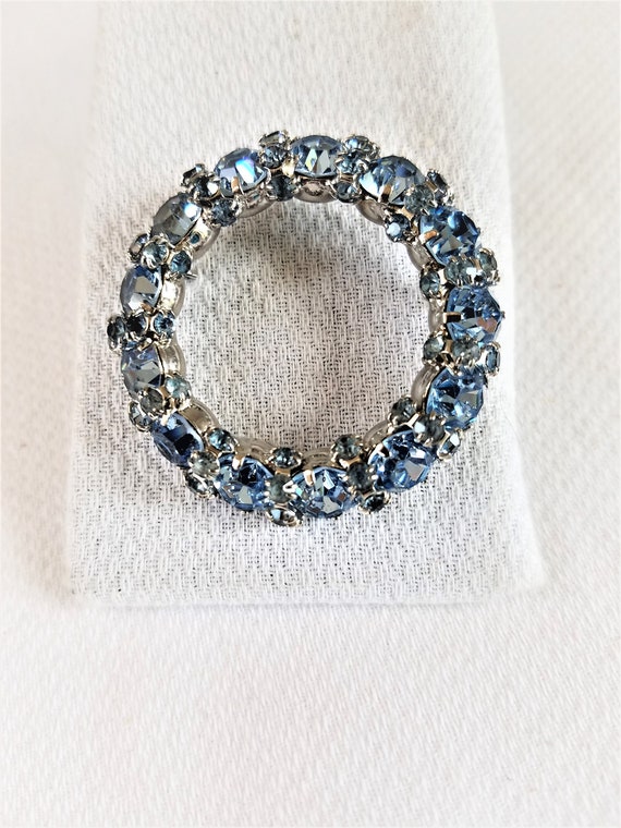 Vintage " WARNER " BLUE RHINESTONE Circle Pin/Bro… - image 4