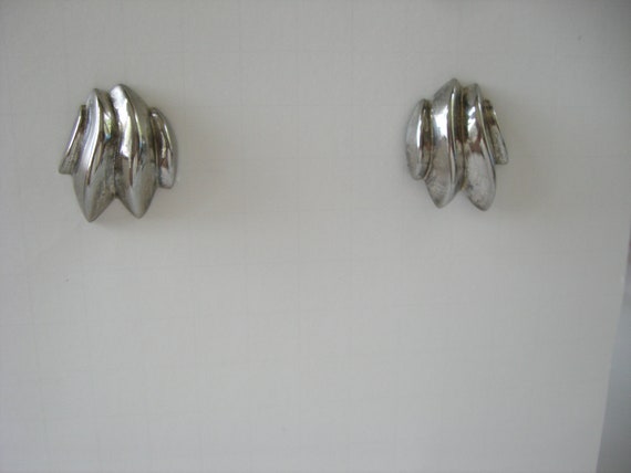 GIVENCHY  1980's  silvertone  clip on earring - image 8