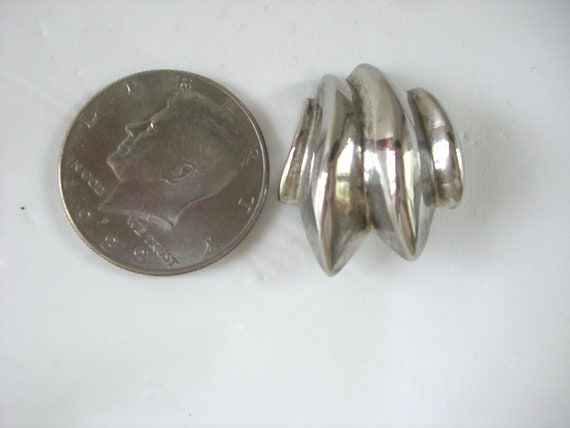 GIVENCHY  1980's  silvertone  clip on earring - image 5