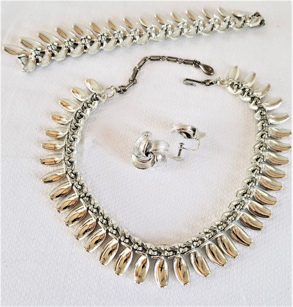 1950's-60's LISNER  PARURE  ( 3 pc. ) Necklace, B… - image 2