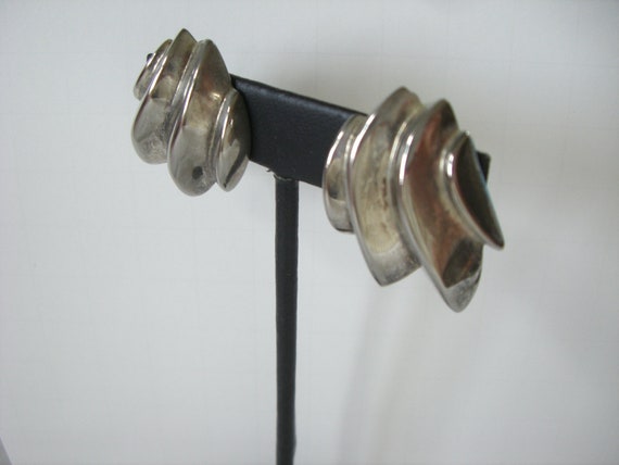 GIVENCHY  1980's  silvertone  clip on earring - image 3