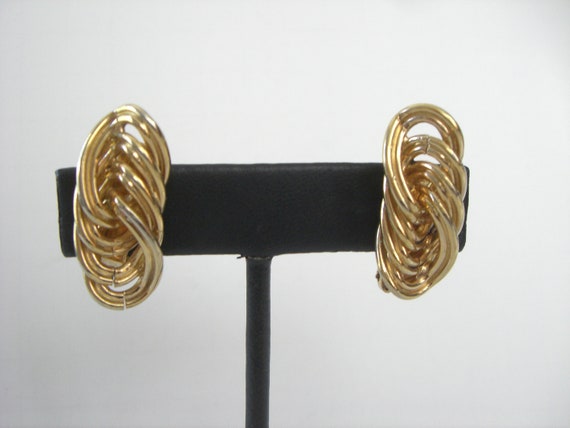 1980's-90's HOBE'  GOLDTONE CHAIN Clip Earring - image 1
