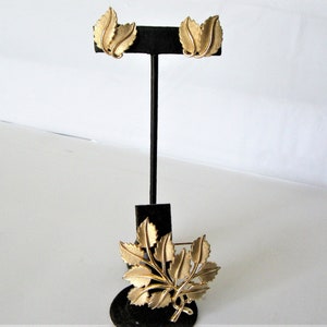 CROWN TRIFARI 1950&#39;s-60&#39;s Goldtone Leaf brooch & clip earring set