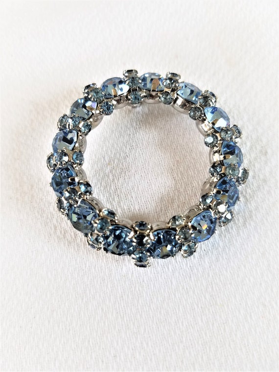 Vintage " WARNER " BLUE RHINESTONE Circle Pin/Bro… - image 3