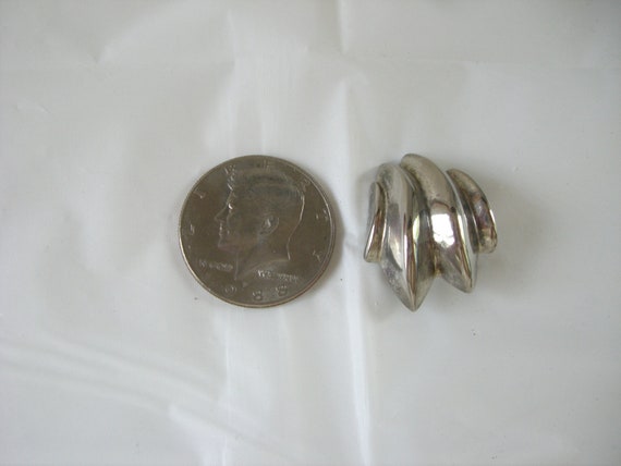 GIVENCHY  1980's  silvertone  clip on earring - image 9