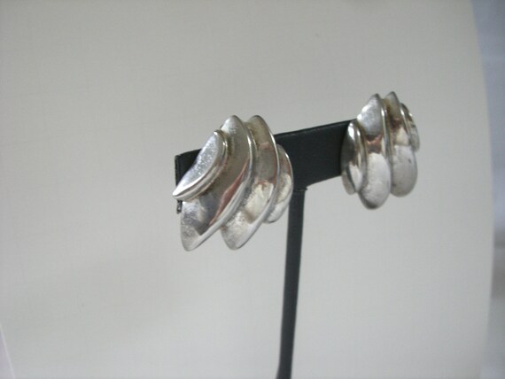 GIVENCHY  1980's  silvertone  clip on earring - image 4