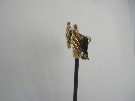 1980's-90's HOBE'  GOLDTONE CHAIN Clip Earring - image 3