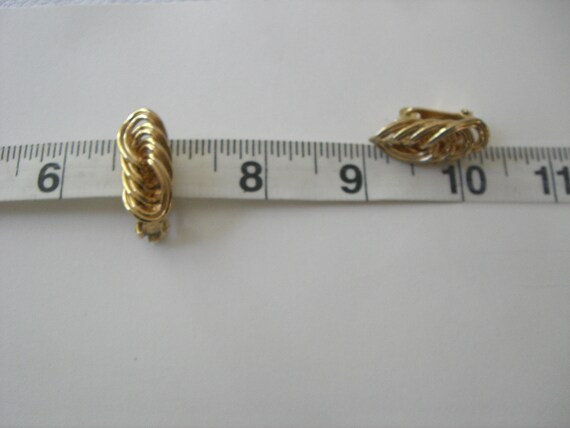 1980's-90's HOBE'  GOLDTONE CHAIN Clip Earring - image 6