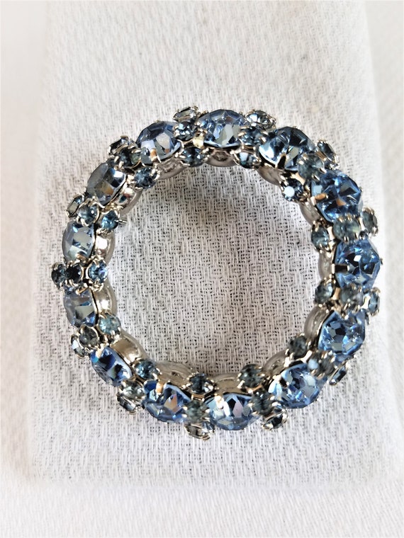 Vintage " WARNER " BLUE RHINESTONE Circle Pin/Bro… - image 2