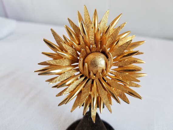 Vintage HATTIE CARNEGIE BROOCH