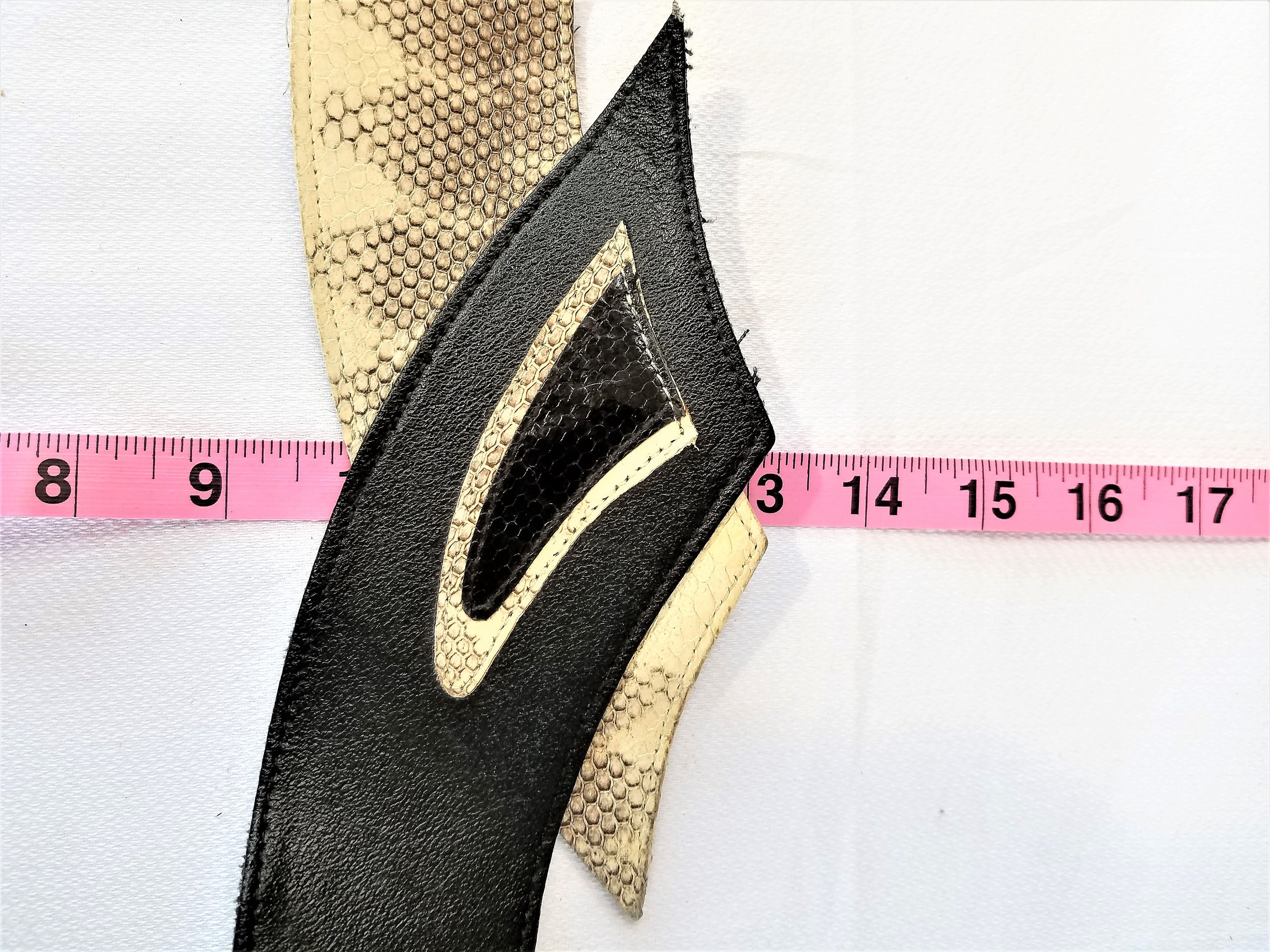 Lee Sands Vintage Beige Snakeskin Leather Belt with Engraved Buckle Vintage Lee Sands Genuine Snakeskin Belt Size Small Wide  main image 2