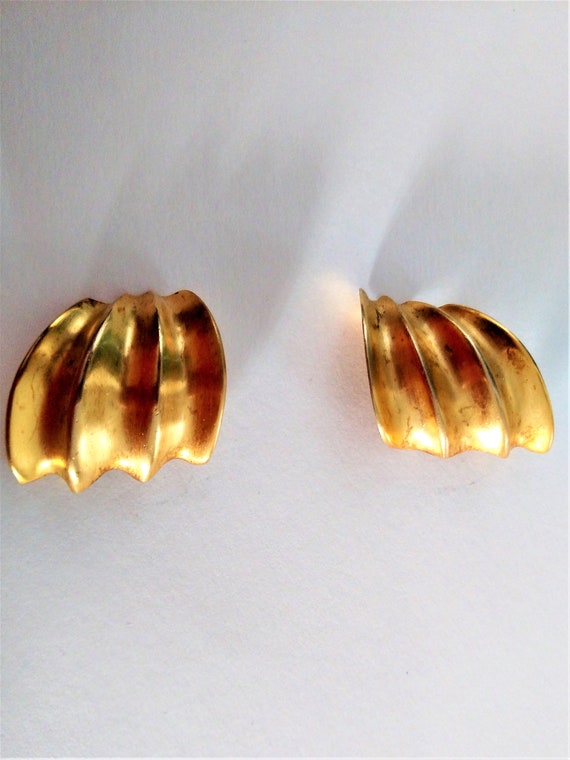 Clara 1982  curve design  gold tone clip earring