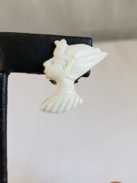 1930's-40's  Carved BONE " Queen Nefertiti " Clip… - image 6