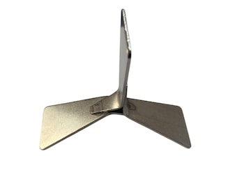 Peut inclure: Un support métallique argenté avec un design à trois branches. Le support comporte un support vertical et trois ailes horizontales, chacune de forme rectangulaire. Le métal a une finition mate sur fond blanc.