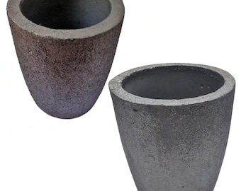Pode incluir: Dois cadinhos cinzentos em forma de cone com uma textura rugosa. Os cadinhos têm uma parte superior larga e aberta e um corpo cónico. Um cadinho é de um cinzento mais escuro que o outro. São usados para fundir metais.