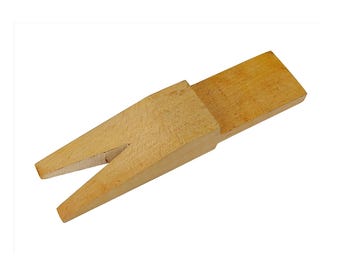 Peut inclure: Un établi de bijoutier en bois, un outil utilisé pour maintenir les pièces de bijoux pendant la fabrication. L'établi est en bois de couleur claire et comporte une encoche en forme de V pour maintenir les articles. L'établi mesure environ 15 cm de long.