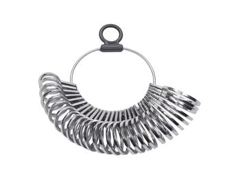 Peut inclure: Un anneau de mesure de taille de bague en argent avec une poignée en plastique noir. Le mesureur est un ensemble d'anneaux gradués qui peuvent être utilisés pour déterminer la taille d'une bague.