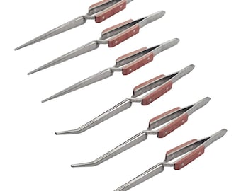 Peut inclure: Ensemble de six pinces en acier inoxydable avec des poignées en bois. Les pinces ont une pointe pointue et sont idéales pour les travaux de précision.