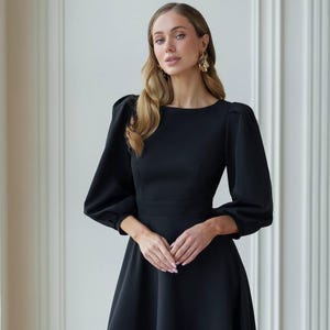 Elegancka czarna sukienka midi z bufiastymi rękawami i wycięciem na plecach z najwyższej jakości diagonalnej krepy na formalne wydarzenia i wieczorne okazje
