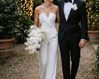 Witte korsetjumpsuit: strapless bruidsoutfit van crêpe met wijde pijpen