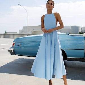 Vestido midi azul-celeste com decote halter: vestido de coquetel de crepe evasê