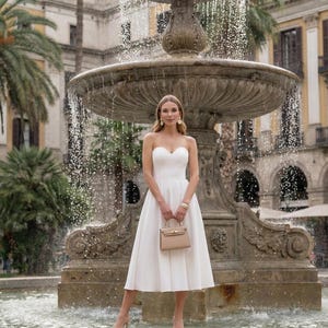 Robe midi en satin blanc : corset sans bretelles, jupe trapèze pour la douche nuptiale