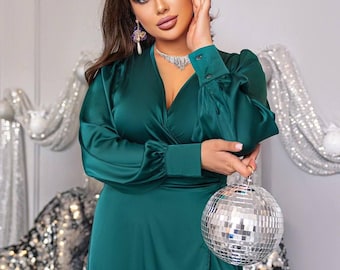 Vestido largo de satén verde esmeralda con mangas largas y cruzado, talla grande