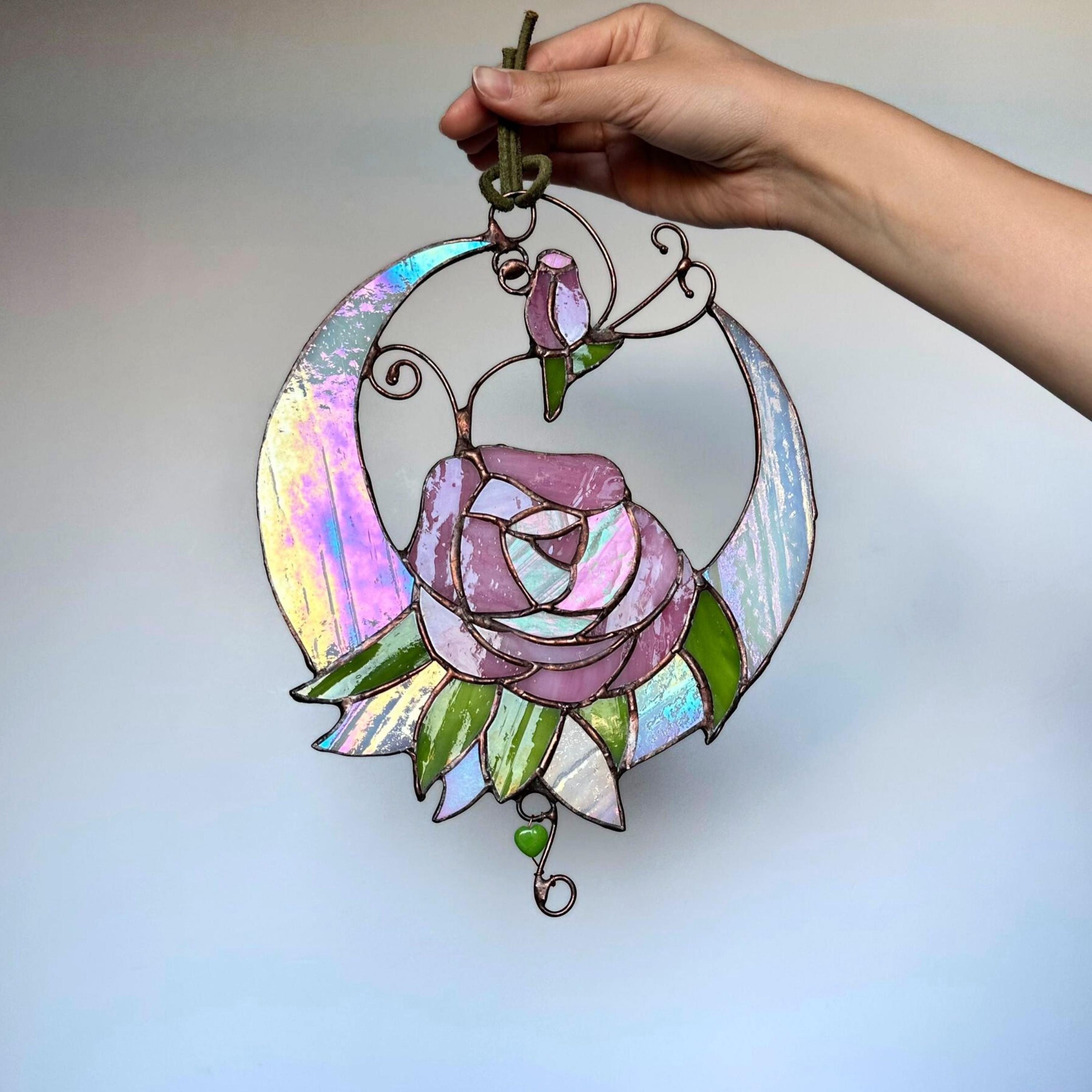 薔薇の花　ステンドグラス　パネル　サンキャチャー ステンドグラスの月のサンキャッチャーとピンクのバラの花 - Etsy 日本
