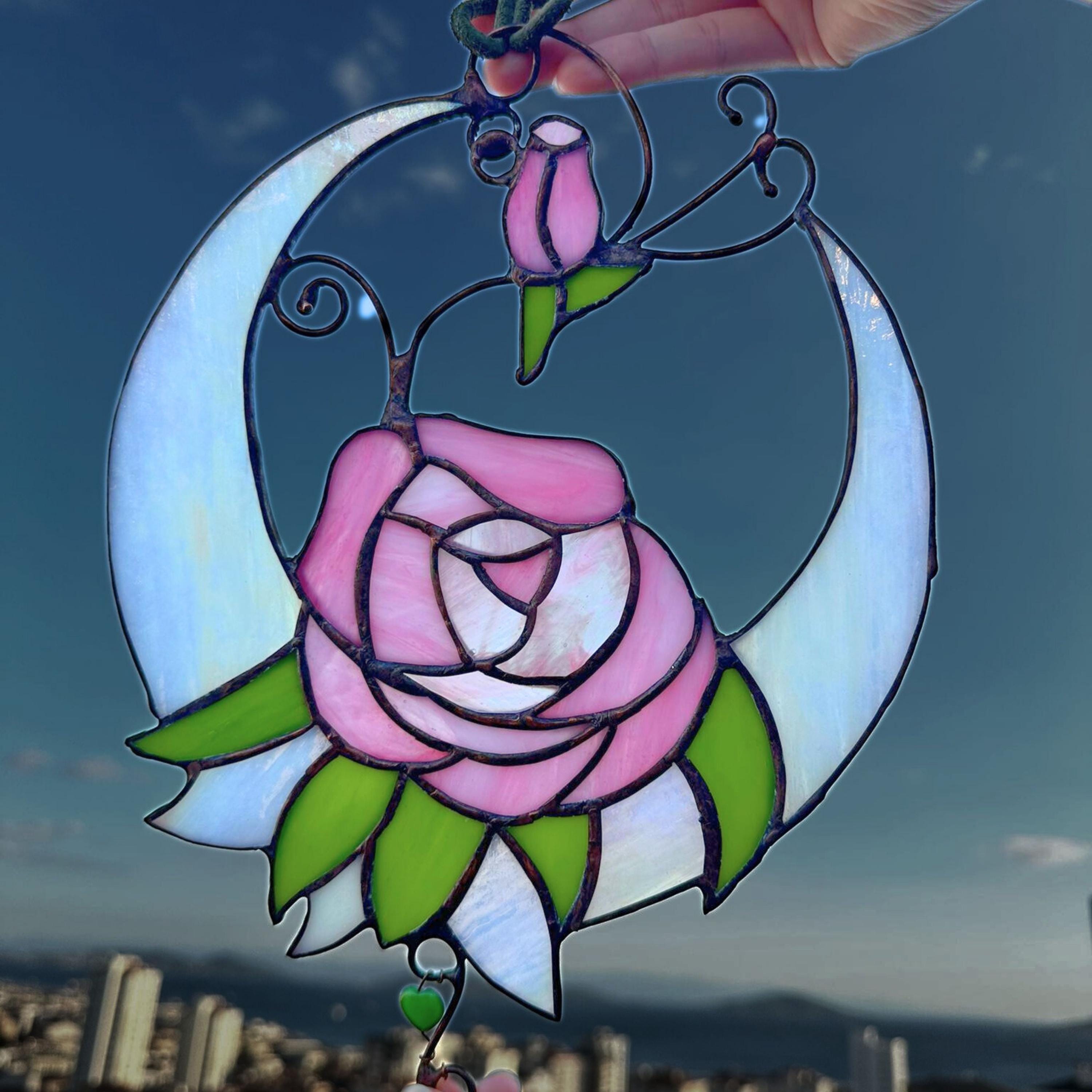 ステンドグラスの月のサンキャッチャーとピンクのバラの花 - Etsy 日本