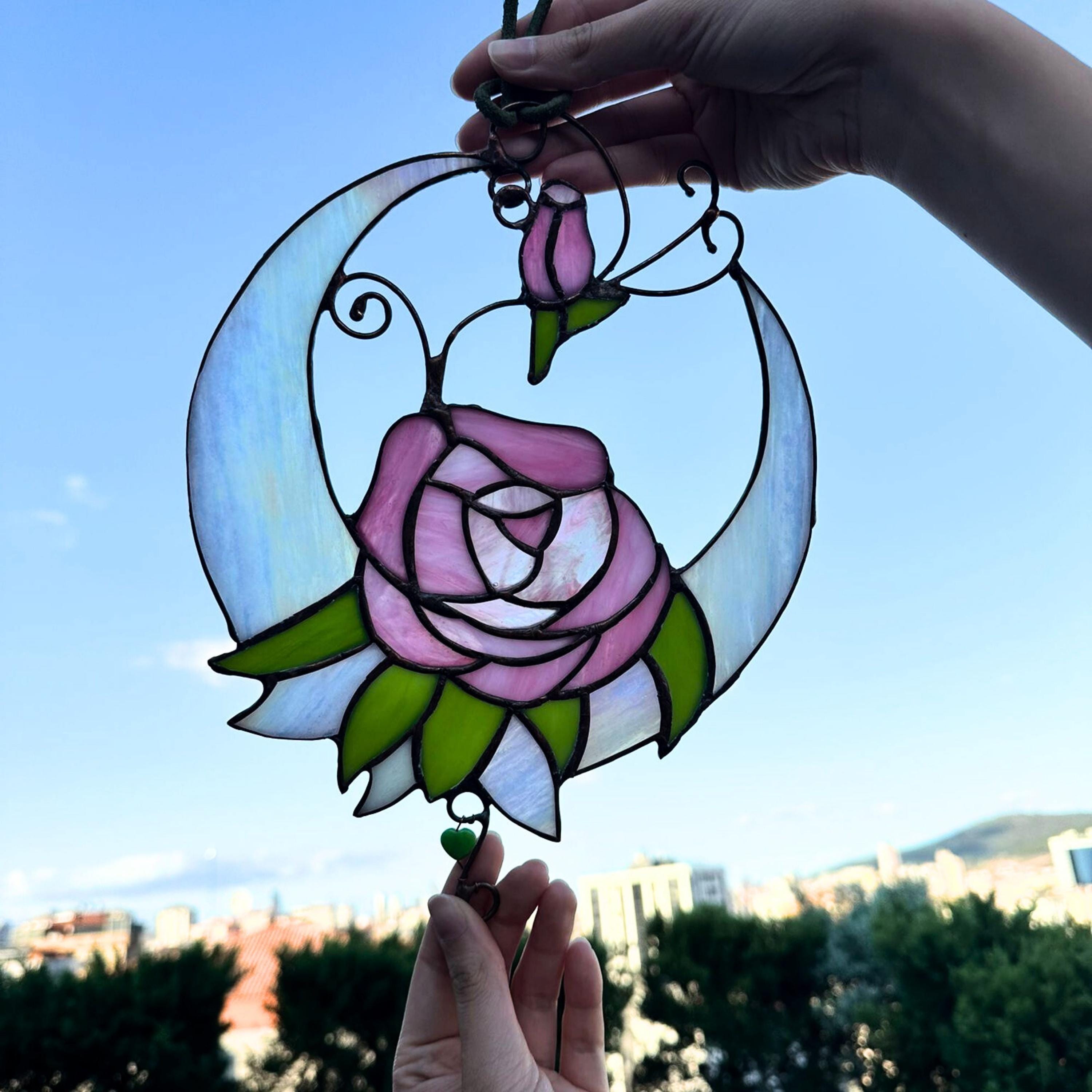 ステンドグラスの月のサンキャッチャーとピンクのバラの花 - Etsy 日本