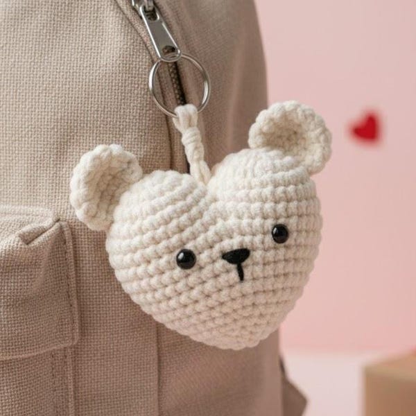 Padrão em PDF de crochê de ursinho com coração fofo - Chaveiro de crochê em formato de coração passo a passo - Presente de Dia dos Namorados em amigurumi para iniciantes