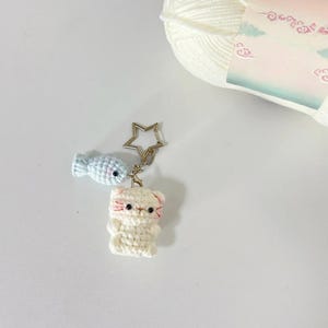 Mini-Kätzchen-Schlüsselanhänger mit Fisch – Häkelanleitung für ein Mini-Kätzchen (Amigurumi) – Niedlicher Katzen-Taschenanhänger zum Häkeln – Anleitung zum Häkeln eines niedlichen Tieres Bild 4