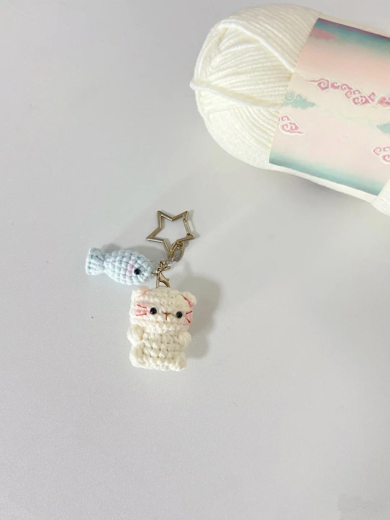 Mini-Kätzchen-Schlüsselanhänger mit Fisch – Häkelanleitung für ein Mini-Kätzchen (Amigurumi) – Niedlicher Katzen-Taschenanhänger zum Häkeln – Anleitung zum Häkeln eines niedlichen Tieres Bild 4
