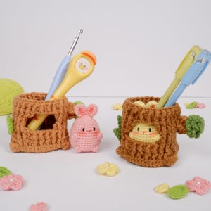 かわいいペンホルダー 木の切り株とウサギのかぎ針編みPDFパターン、かわいいかぎ針編みフックホルダー アミグルミ、デスクオフィスと学校用品オーガナイザー