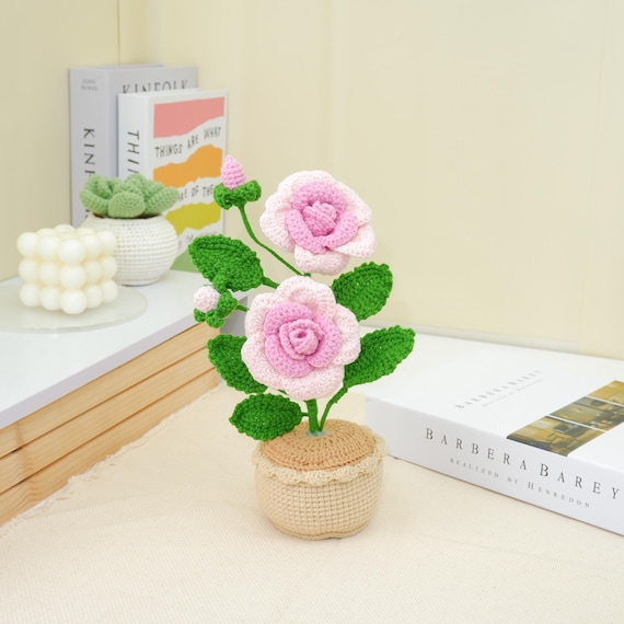 ハンドメイドあみぐるみ　バラの鉢植え　1点 毛糸 手作り 花 枯れない花束 結婚式 出産祝いプレゼント紫色のバラ