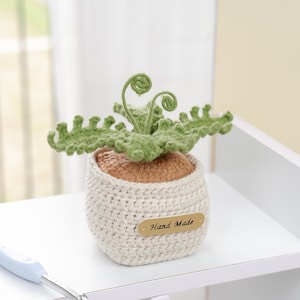 Virkad minikruka med ormbunke i PDF-mönster - Skrivbordsväxtkruka - Amigurumi-blomdekorationer med ormbunke - Handgjord present - Virkad krukmönster