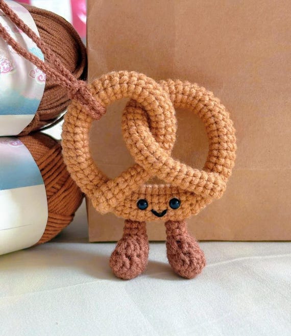 プレッツェルpretzel ぬいぐるみキーホルダー Cute Pretzel Crochet Pattern - Easy Crochet Play Food Keychain
